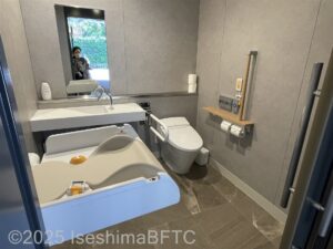 入口横　屋外車いす対応トイレ内部