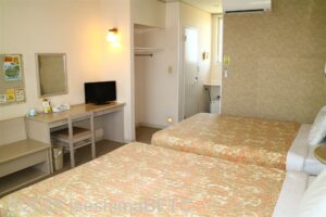 ベッド側から部屋全景　机にテレビ
奥に洗面所など