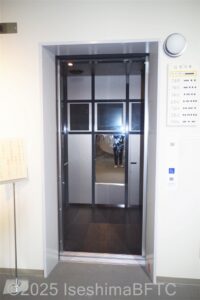 エレベーターホールのようす。エレベーターは1基のみ。
