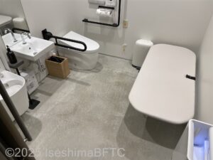 車いす対応トイレ内部