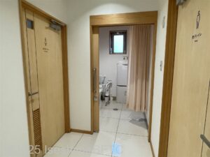 車いすトイレの入口のようす。