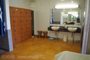 男性用脱衣所のようす