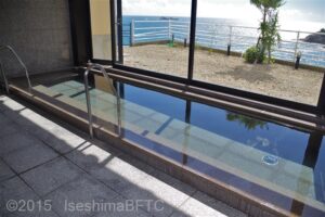 浴場内から見える海の眺め