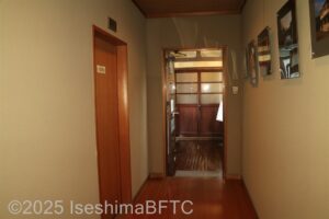 内玄関棟から和館へと続く通路とその奥にある入口のようす。