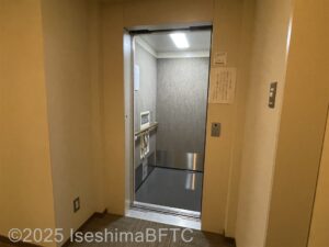 エレベーターの入口のようす