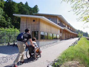 10.「サンセバスチャン通り」を通る車いす使用者
