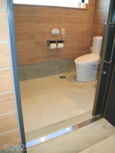 オートキャンプ場トイレ棟内　車いす対応トイレ