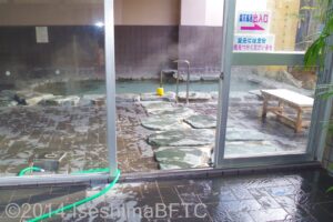 和風風呂　浴室内から露天風呂への入口