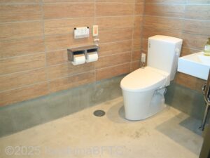 オートキャンプ場　車いす対応トイレのようす