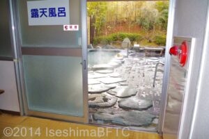 和風風呂　脱衣所から露天風呂への入口