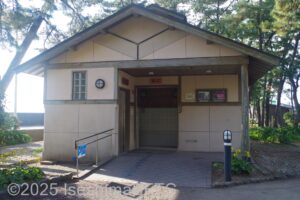 神社前にある花の窟パークのトイレの外観。