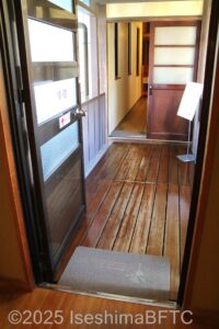 内玄関棟と和館を行き来する渡り廊下のようす。廊下は壁や屋根がある。普通の廊下の幅ほどで、そんなに広くない。