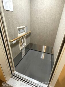エレベーターの内部のようす。