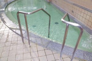洋風風呂　メイン浴槽と浴槽出入り用手すり