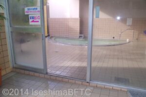 洋風風呂　浴室内から露天風呂への入口