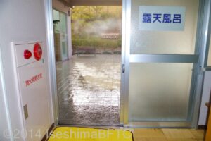 洋風風呂　脱衣所から露天風呂への入口