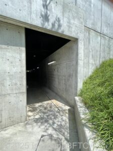 2.トンネルになった通路入口