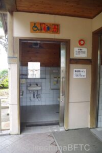 車いす対応トイレの入口のようす。