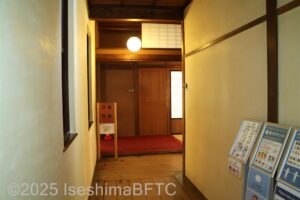廊下の突き当りのようす。右側が和館、左側が洋館になっている。