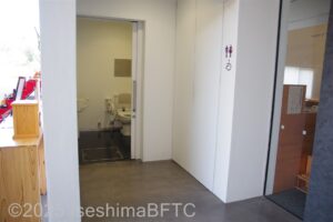研究収蔵棟の多目的トイレ入口のようす。スライドドアになっている。