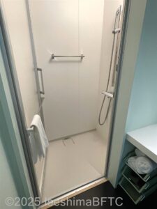 ツインルーム　シャワールーム入口　