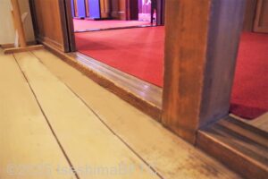 廊下の突き当りの段差のようす。