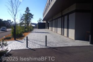 駐車場からホテル入口まで