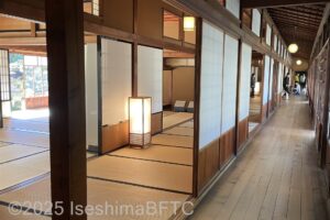 和館の廊下のようす。右側に板張りの廊下があり、それと並行して、左隣に畳敷きの廊下があり、二つの廊下が長く奥まで続いている。畳敷きの廊下の左側にいくつもの和室並んでいる。