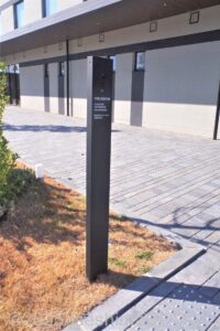 駐車場からの通路のインターフォン