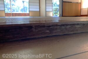 和館の板張り廊下から畳廊下へは、10㎝ほどの段差がある。畳廊下から和室までは段差はない。