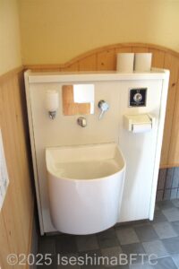 車いす対応トイレ内にあるオストメイトのようす。