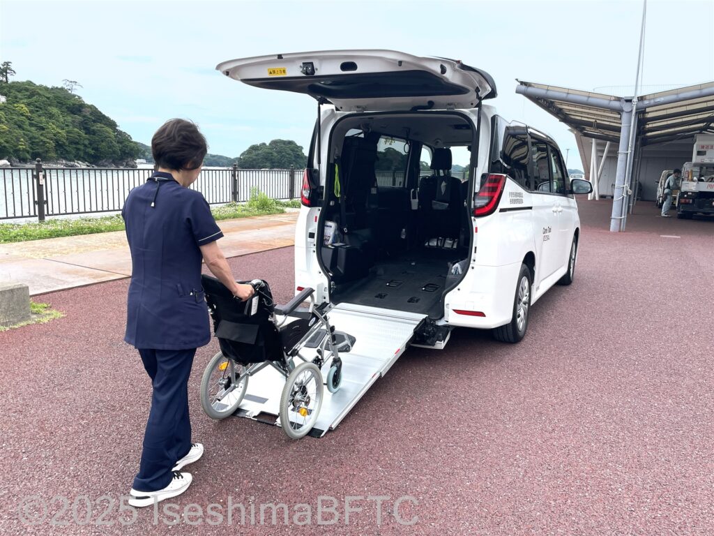 福祉タクシーの後ろにあるスロープのようす