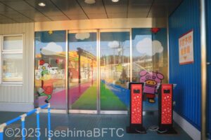 建物入口のようす。ガラスの自動ドアになっている。