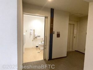多目的トイレ入口のようす