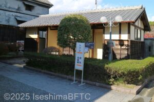 六華苑の屋外にあるトイレ棟の外観のようす。
