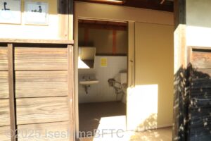 トイレ棟にある車いす対応トイレ入口のようす。