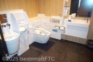 車いす対応トイレ内部