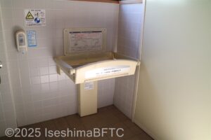 車いす対応トイレ内に設置されているベビーシートのようす。