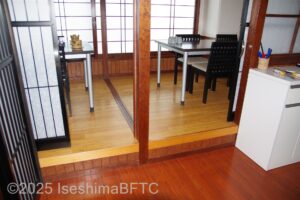 1階食事会場　テーブル席下の段差