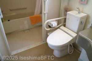 トイレから浴室をみたようす　トイレ横にスライドドア通してすぐが浴室