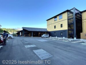 建物前の駐車場のようす