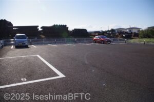 駐車場のようす　アスファルトでとても広い

