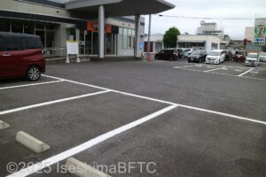 駐車場からエントランスのようす