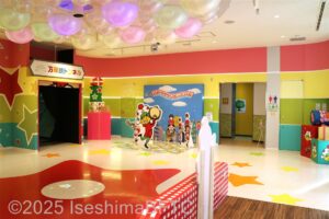 建物入口に入ってすぐのところにある多目的トイレの入口のようす。