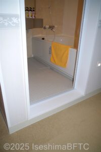 浴室の入り口の段差のようす　入って右手に浴槽