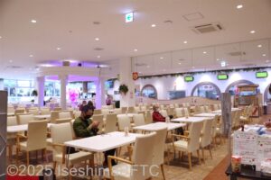べビースターダイニングのようす。広々とした飲食コーナーに白のテーブルとイスがたくさん置かれている。
