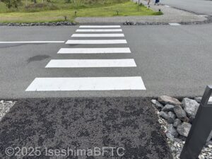 障害者用駐車スペース前の横断歩道