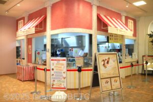 スイーツを販売するカウンターのようす。