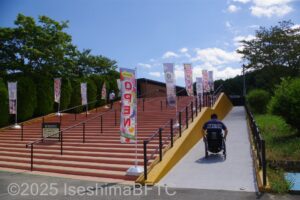 駐車場から動物園までの階段とスロープのようす