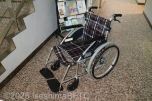 館内用の貸し出し車いす。自走式が1台ある。